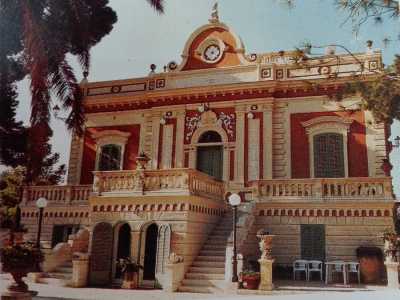 Per descriverla quindi ci affidiamo a una foto tratta dal libro "Ville e giardini a Bari fra l'800 e il '900� di Michela Tocci e Giuseppe Romanelli. Dall'immagine risulta che l'entrata principale, posizionata al primo piano, � raggiungibile attraverso una doppia scalinata che porta a un terrazzino e a due avancorpi laterali circondati da pilastrini di gusto classico. Da qui si accede agli ambienti del piano nobile passando sotto un arco a tutto sesto e una cornice modanata 